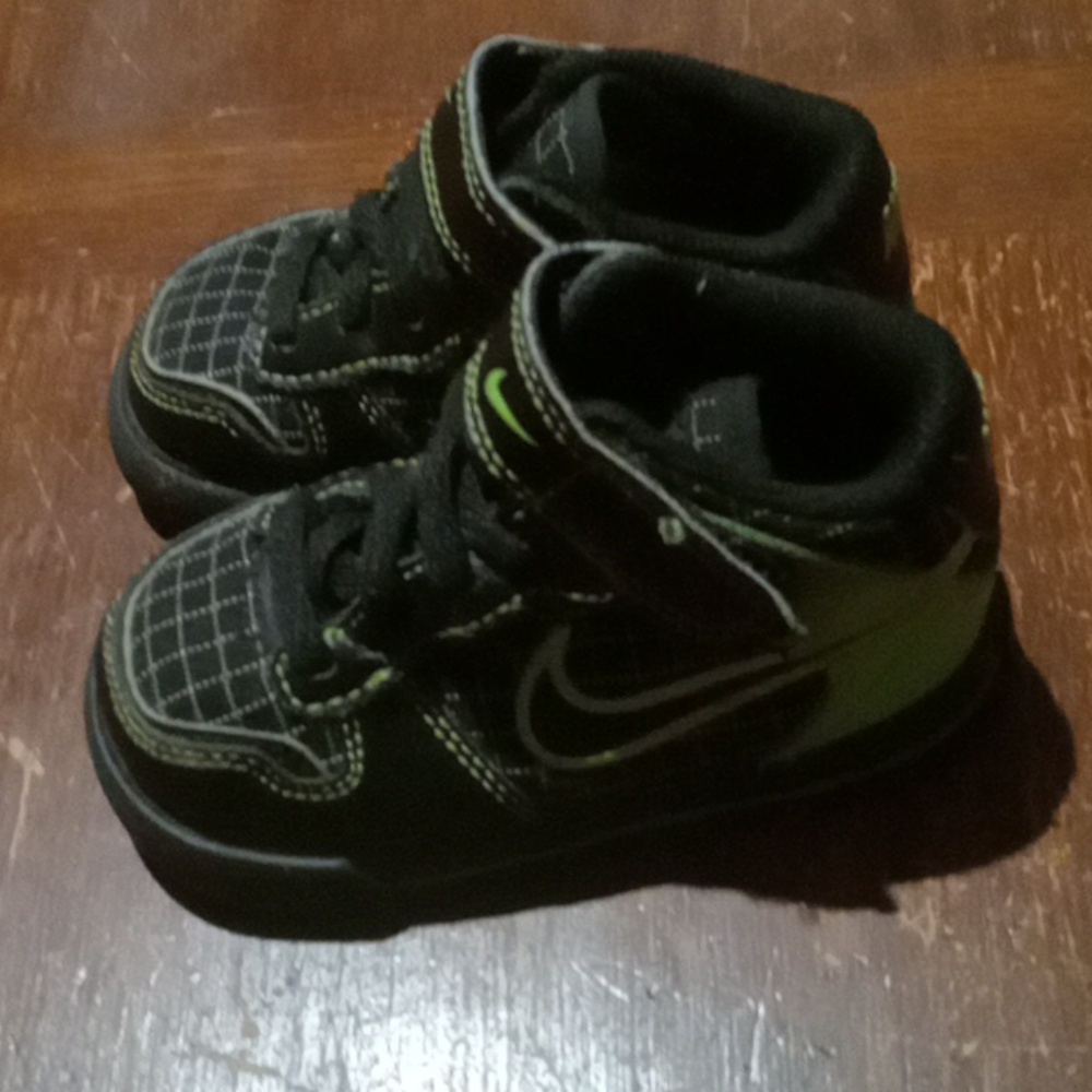 Nike - Picture 2 of 3